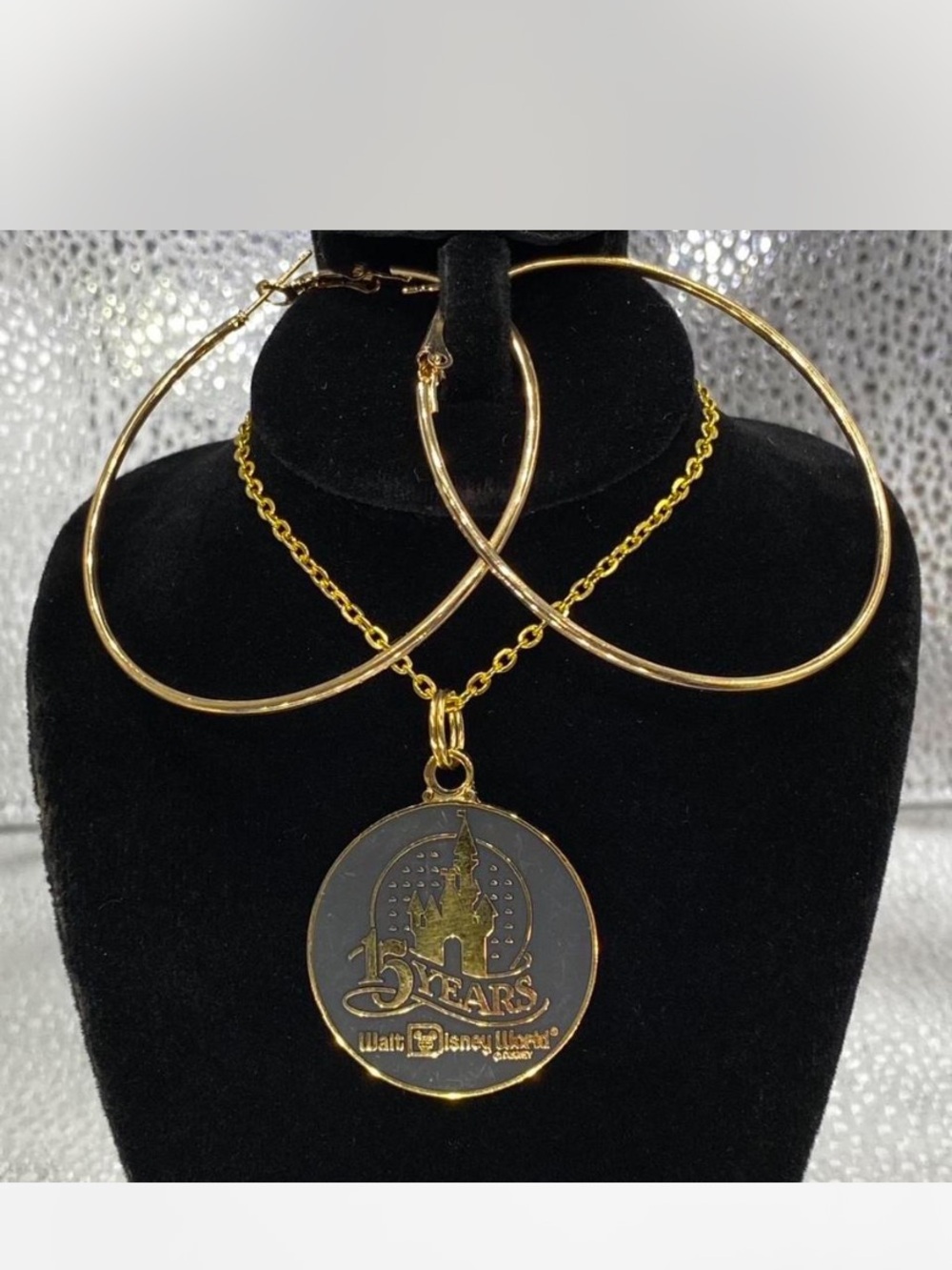 Disney *** Gold 15 Years Commemorative Pendant Necklace / Hoop earrings ***